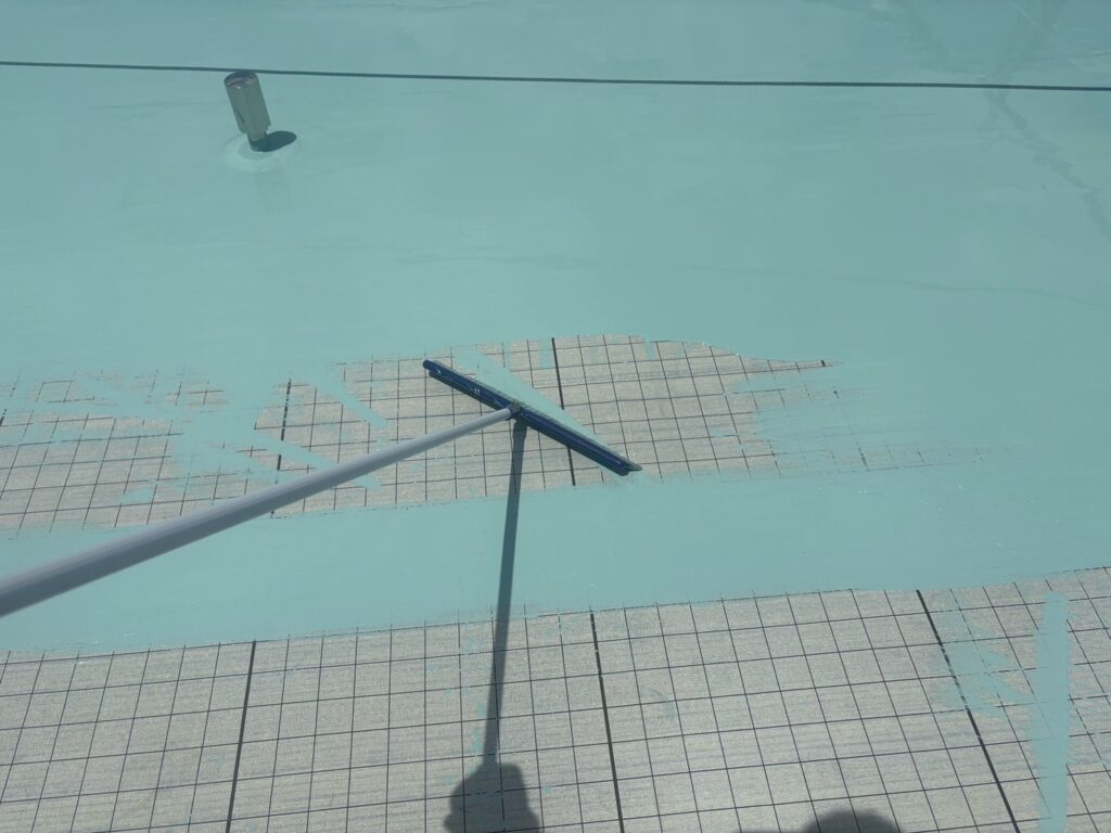 【屋上防水】<br />
ウレタン防水1層目